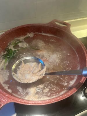 จากนั้นลวกหางหมูในน้ำเดือดประมาณ 3 นาที เมื่อสุกแล้วให้ล้างด้วยน้ำเย็นอีกครั้ง