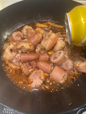 จากนั้นใส่ซีอิ๊วและผงปรุงรสลงไปผัด หลังจากนั้นเทเบียร์ลงไปหนึ่งกระป๋อง แล้วเติมน้ำเดือดลงไปผัดให้ส่วนผสมทั้งหมดสุก