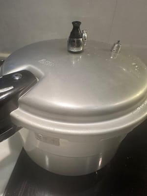 นำไปใส่ในหม้อแรงดันสูงพร้อมกับเกาลัด ปรุงด้วยไฟปานกลางประมาณ 10 นาที