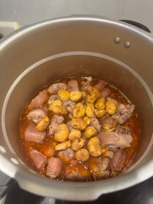 นำไปใส่ในหม้อแรงดันสูงพร้อมกับเกาลัด ปรุงด้วยไฟปานกลางประมาณ 10 นาที