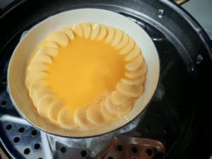 Telur yang dikukus akan menjadi lembut. Kukus dengan api besar selama sekitar 5 menit setelah air mendidih.