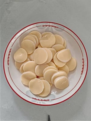 Sisihkan potongan tahu.