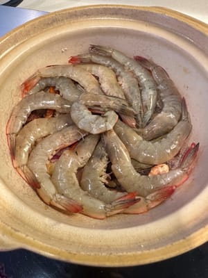 Geben Sie die Garnelen in denselben Tontopf und arrangieren Sie sie schön.