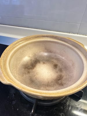 In einem sauberen Tontopf (keine beschichtete Pfanne verwenden) das Salz bei schwacher Hitze leicht anbraten.