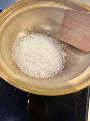 In einem sauberen Tontopf (keine beschichtete Pfanne verwenden) das Salz bei schwacher Hitze leicht anbraten.