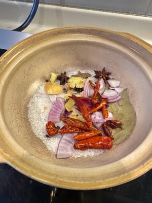 Anschließend alle Gewürze außer dem Hua Tiao-Wein zum Salz geben.