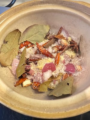 Bei schwacher Hitze unter Rühren anbraten, bis es duftet. Ein Drittel beiseite stellen.