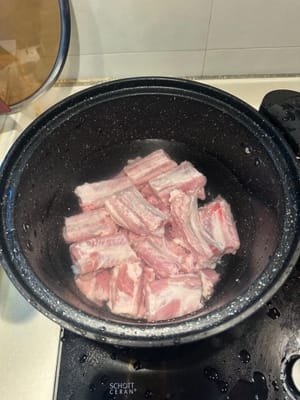 Dans une casserole propre, plongez les côtes de porc dans de l’eau froide et ajoutez tous les ingrédients de la « soupe aux côtes de porc ». Portez à ébullition, couvrez et laissez mijoter à feu moyen pendant au moins 1 heure.