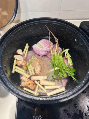 Dans une casserole propre, plongez les côtes de porc dans de l’eau froide et ajoutez tous les ingrédients de la « soupe aux côtes de porc ». Portez à ébullition, couvrez et laissez mijoter à feu moyen pendant au moins 1 heure.