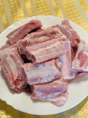 Commencez par frotter les côtes avec de la fécule de maïs et du sel, puis laissez-les tremper dans l’eau pendant 20 minutes. Cette étape permet de nettoyer les côtes et d’enlever le sang.