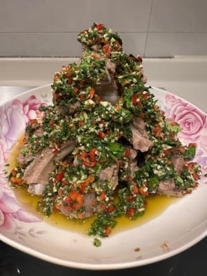 Versez la vinaigrette du haut vers le bas. Servez et dégustez !