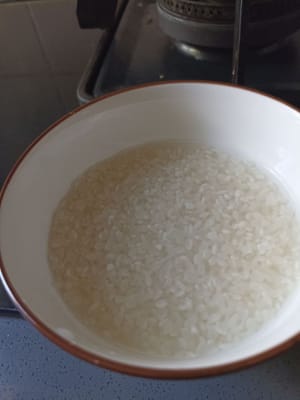 Lavar el arroz y cocinarlo con una olla arrocera. 
durante 45 minutos