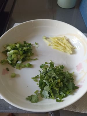 Cebolleta Un tallo de apio Un tallo de jengibre del tamaño de un dedo