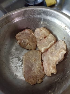 Lavar el pescado y escurrirlo. Luego lo marinamos con sal, pimienta, aceite de sésamo en polvo y harina de batata.