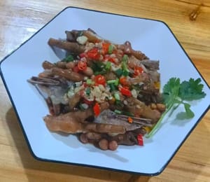 다진 파를 뿌리면 닭발찜이 완성됩니다.
