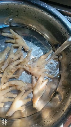 깨끗한 물에 1분간 담가 식힙니다.