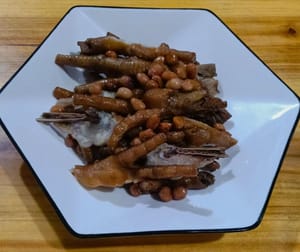 삶은 닭발이 식은 후에 준비한 땅콩을 뿌립니다.
