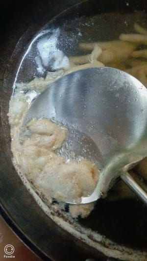 물이 끓으면 표면에 떠 있는 막을 제거하세요.