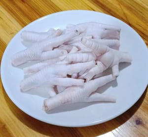 닭발 250g을 깨끗한 물로 씻어 발톱을 잘라냅니다.