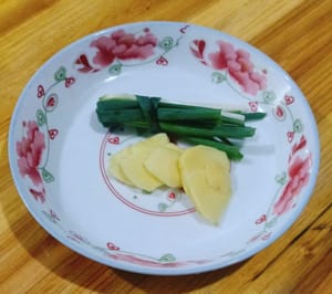 薑切成薄片10克，蔥一支10克備用