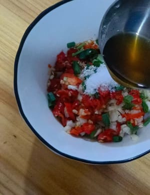 備好薑蔥蒜米椒倒入碗中，食鹽小許，生抽一湯匙，花椒油一茶勺，香油一茶勺。