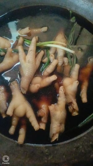 물 500ml를 추가하고, 닭발 10g을 다진 후, 준비된 닭발을 붓습니다.