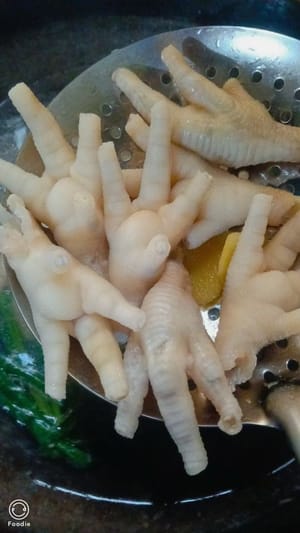닭발을 물에서 꺼냅니다.