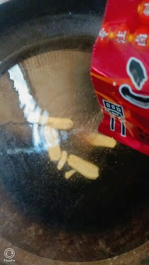 熱鍋上油少許，加薑蒜各10克，倒入備好的二姐滷50克翻炒均勻。