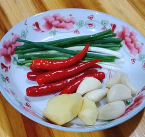 生姜、玉ねぎ、ニンニク、唐辛子各30g