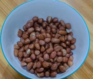 食用油炸過的花生米20克備用。