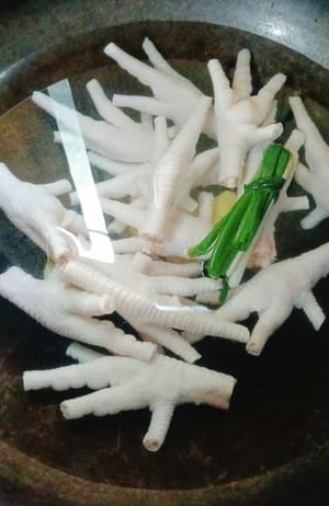 냄비에 물을 끓이고 소금을 약간 넣으세요. 닭발과 준비된 생강을 넣고 15분간 끓이세요.