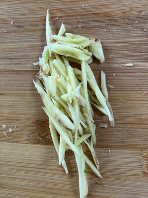 将剩余的姜切成条
