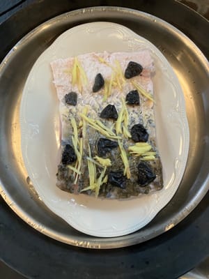 将蒸锅里的水烧开后，将盘子放在蒸锅上，大火蒸8分钟。