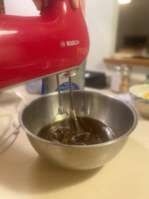 Después de agregar la mantequilla marrón, tome una batidora de mano y mezcle.