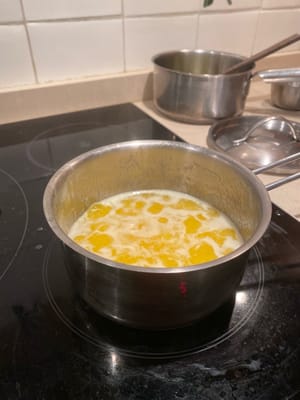 Coge la mantequilla y derrítela hasta que esté dorada.