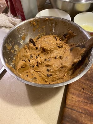 Mezcla el chocolate con la masa de galletas.