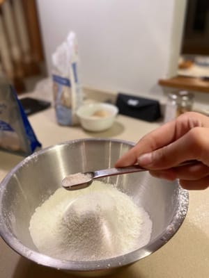 Mide tu sal y ponla en la harina.