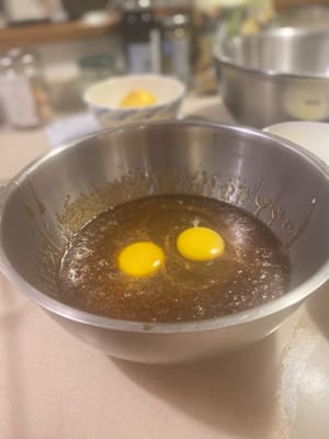 Después de mezclar, rompa un huevo y una yema de huevo y agréguelos a la mezcla.