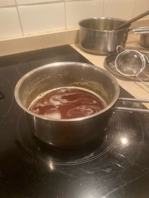 Una vez que la mantequilla esté dorada, déjala enfriar para evitar que se queme el azúcar.