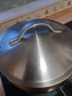 Prepara una cacerola para hervir los fideos.