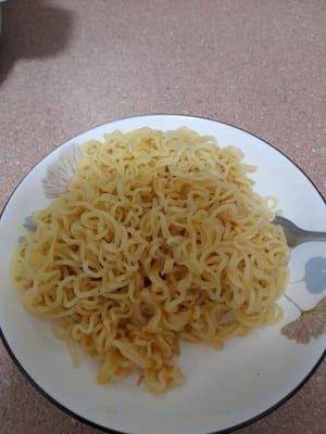 Revuelve los fideos y los condimentos hasta que estén bien mezclados.