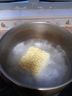El agua está hirviendo, agregamos los fideos, hervimos por 5 minutos, tapamos nuevamente.