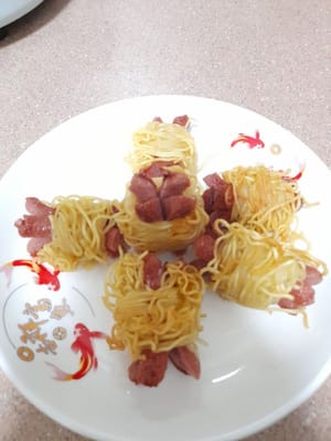 El rollo de salchicha con fideos está cocido y listo para servir.