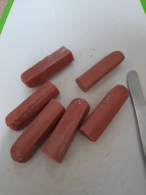 Corta ambos extremos de la salchicha en forma de +.