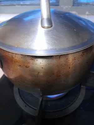 Añade 500ml de agua, enciende el fuego medio y espera hasta que hierva.
