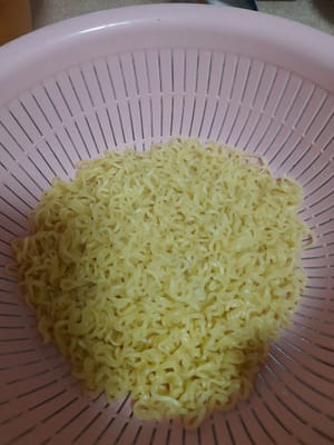 Levanta los fideos y escúrrelos.