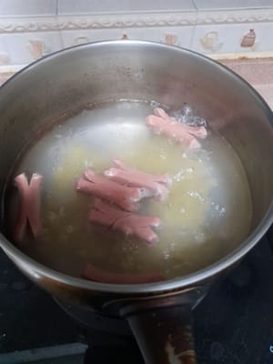 Hervir las salchichas durante 5 minutos.
