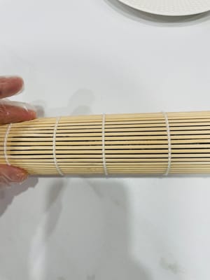 定型:
借助卷帘将其卷紧,捏30秒定型。