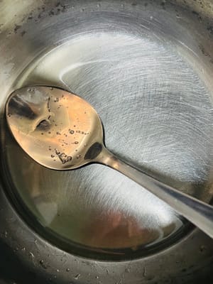 制作寿司醋:
若没有现成寿司醋,可将米醋、白糖、盐按合适比例混合煮开,放凉后即成简易寿司醋。