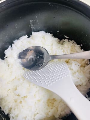 拌制米饭:米饭煮熟后稍冷却,倒入寿司醋搅拌均匀,有熟芝麻的话撒点进去,香气更足。